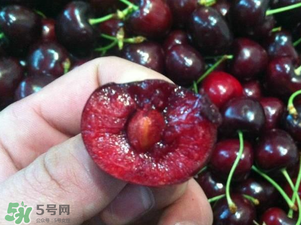 车厘子为什么会裂开,车厘子为什么会裂开?而且带苦