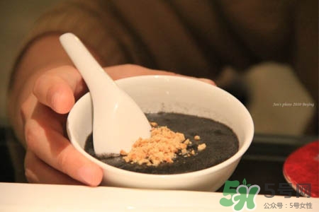 芝麻糊和蜂蜜能一起吃吗,蜂蜜可以和芝麻糊一合在一块儿喝吗