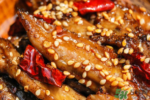 坐月子鸡的哪些部位不能吃,鸡的哪些部位不能吃