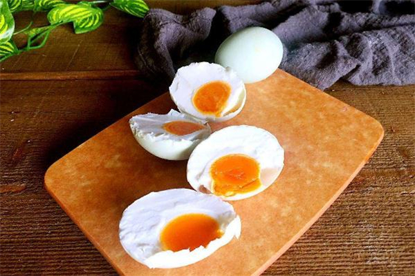 咸鸭蛋怎么腌(咸鸭蛋怎么腌制才出油好吃)