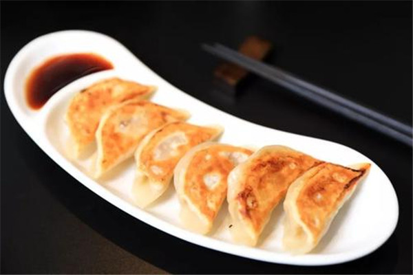 剩饺子皮怎么做好吃(剩饺子皮怎么做好吃又简单)