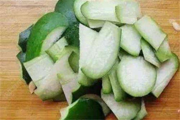 冬瓜皮泡水能减肥吗(冬瓜皮泡水喝可以减肥吗)