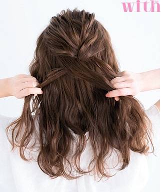 三股辫盘发造型,两根发簪盘发