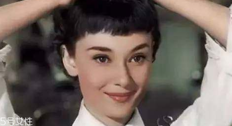 女生狗啃刘海,狗啃刘海长发图片女