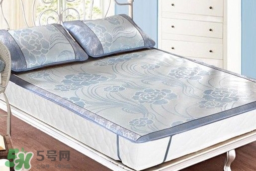 亚麻凉席和冰丝凉席哪个好,冰丝凉席和藤席哪个更好