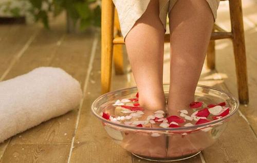 泡脚最佳时间是什么时候,泡脚最佳时间是多少分钟 泡脚最佳时间是什么时候,泡脚最佳时间是多少分钟