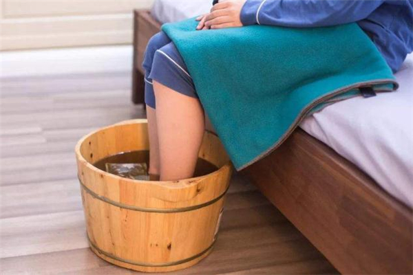 泡脚用什么盐效果更好,请问用盐水泡脚有什么好处 泡脚用什么盐效果更好,请问用盐水泡脚有什么好处
