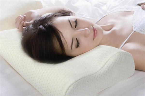 乳胶枕能用洗衣机甩干吗?,乳胶枕可以用滚筒洗衣机甩干吗