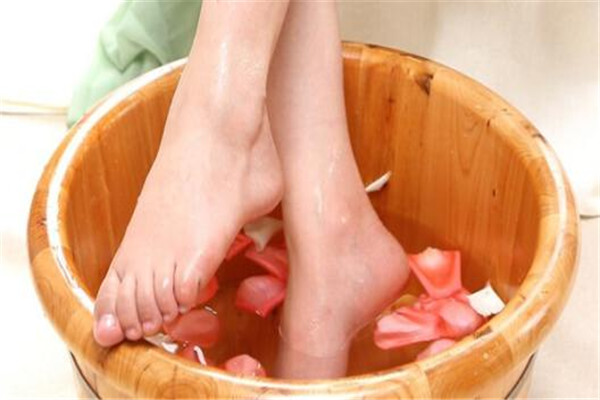 热水泡脚需要注意什么,热水泡脚的正确方法 热水泡脚需要注意什么,热水泡脚的正确方法