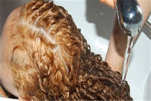 头发油的原因有哪些,头发油是怎么回事?