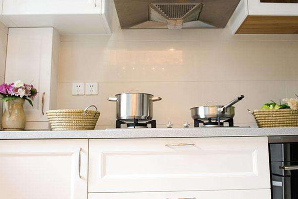 地面上有油渍怎样处理,地面油渍用什么方法处理干净 地面上有油渍怎样处理,地面油渍用什么方法处理干净