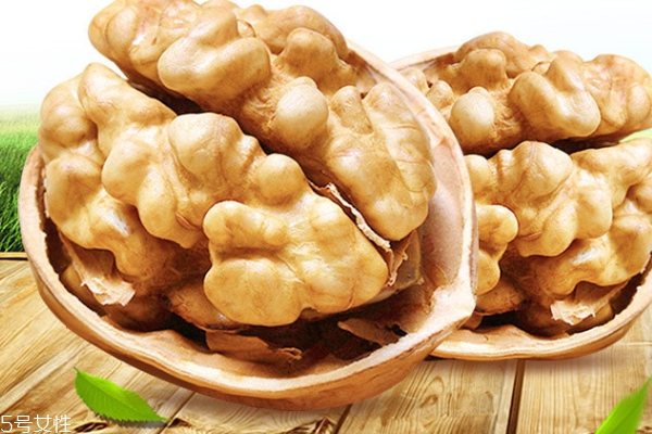 核桃仁皮发黑还能吃吗?,核桃仁的皮发黑能吃吗