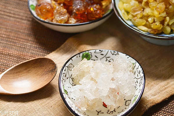 如何区别煮后雪燕和燕窝,雪燕和燕窝煮起来看起来一样吗外观