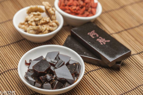 冬天吃阿胶容易上火吗,吃了阿胶糕口干舌燥是什么原因