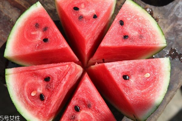 完整的西瓜可以放多久,没切开的西瓜可以放多久