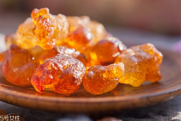 桃胶的好处(功效和作用)有哪些?,吃桃胶有什么好处和坏处