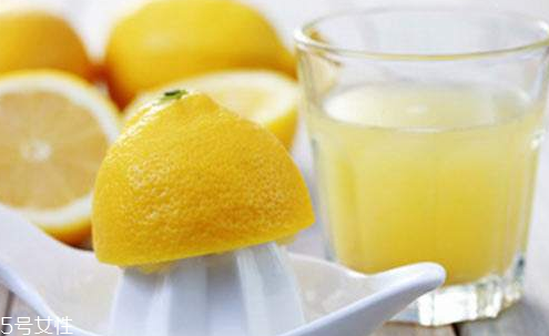 喝热柠檬水是正确的吗,喝柠檬水用开水还是温水