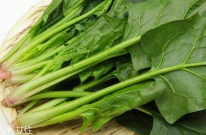 菠菜焯水怎么保持翠绿,菠菜怎样焯水才好吃