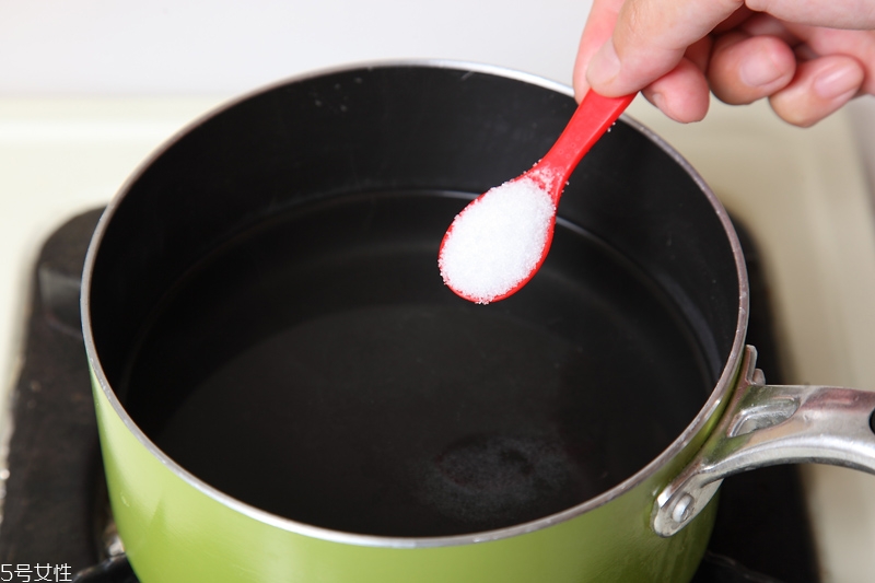 用盐洗毛巾,用盐水洗毛巾的原理是什么 用盐洗毛巾,用盐水洗毛巾的原理是什么