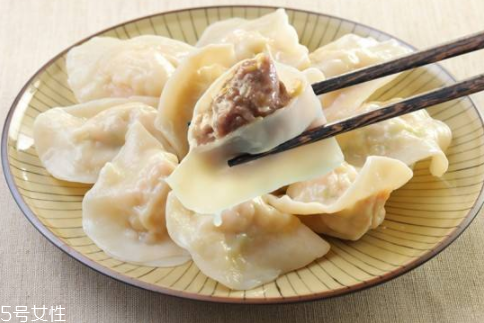 怎么煮速冻饺子皮不破,饺子皮怎么煮不破