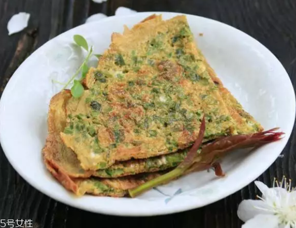 香椿鸡蛋饼做法,香椿煎蛋的做法