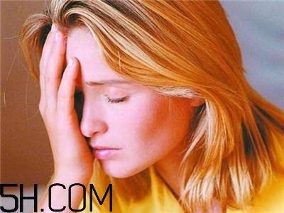 请问掉头发是什么原因引起的,掉头发是啥原因 请问掉头发是什么原因引起的,掉头发是啥原因