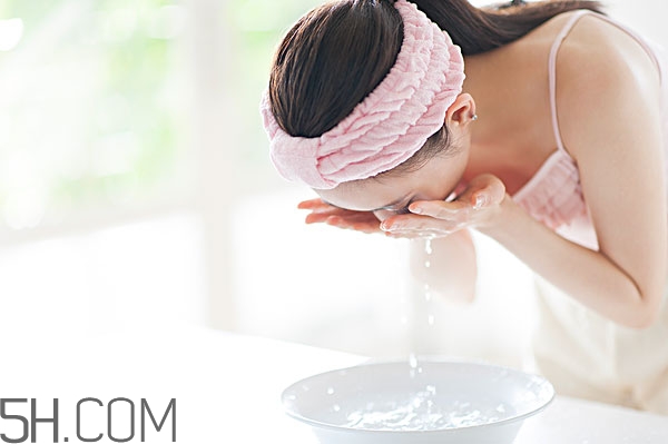 冬天早上要不要用洗面奶洗脸,冬天早上要不要用洗面奶