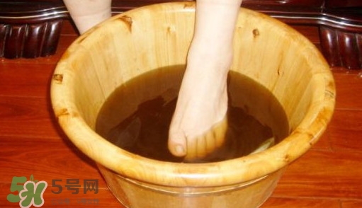 艾叶泡脚的好处有哪些,艾叶泡脚的好处和功效