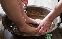 盐水泡脚温度多高合适,盐水泡脚水温多少度合适