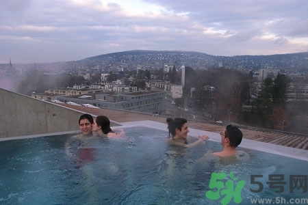 体寒泡温泉好不好的,泡温泉去寒气吗