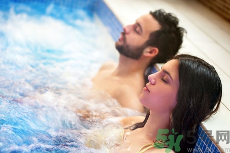 泡温泉化妆好吗,泡温泉是不是不可以化妆