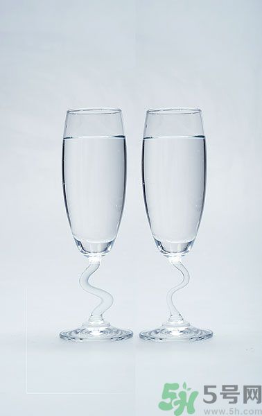 吃饭配白开水吃可以吗,白开水加饭一起吃