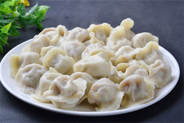 饺子冻上怎么取出,冻在盘子上的饺子怎么取下来