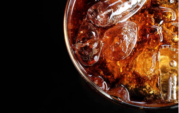 塑料瓶可乐放冰箱会爆炸吗,塑料瓶可乐放冰箱会爆炸吗什么现象