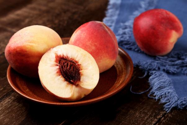 吃桃子要不要剥皮,吃桃子要不要剥皮会不会有农药残留 吃桃子要不要剥皮,吃桃子要不要剥皮会不会有农药残留