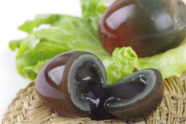 皮蛋一次性吃太多会怎样,皮蛋一次能吃几个:对身体有害吗