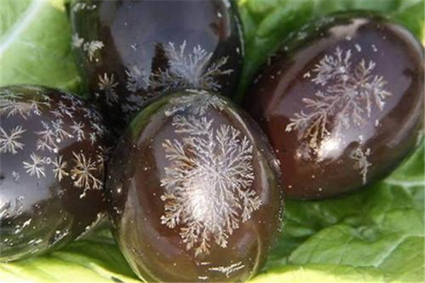 皮蛋有黑点正常吗,皮蛋里面有黑点正常么