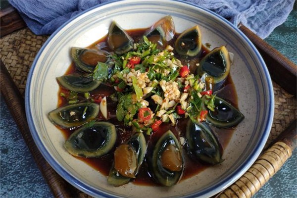 皮蛋粘壳是不是变质了,变蛋粘壳是什么原因