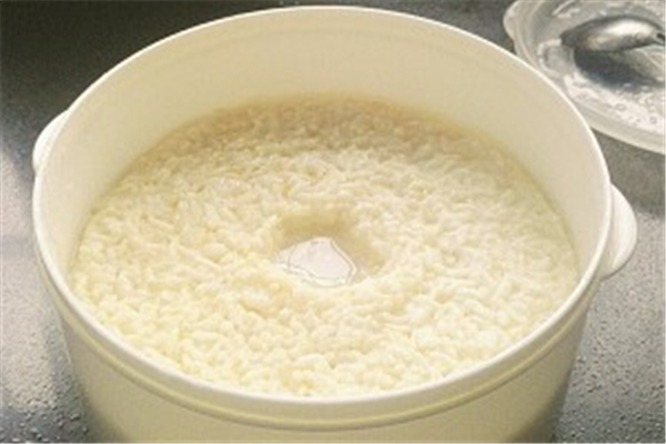 米酒酸的可以喝吗,米酒发酸能喝吗