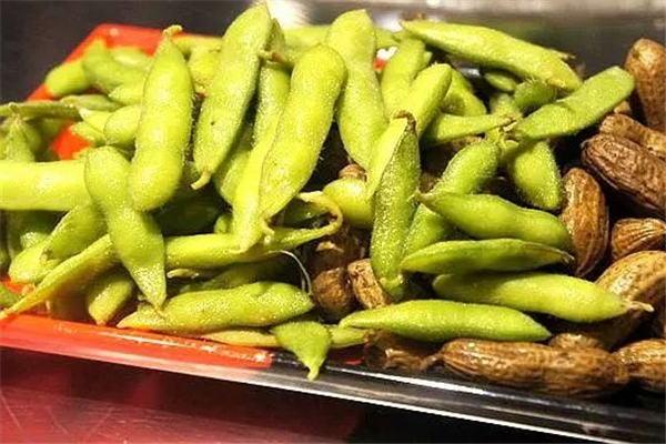 毛豆生吃会不会中毒,毛豆吃生的会中毒吗