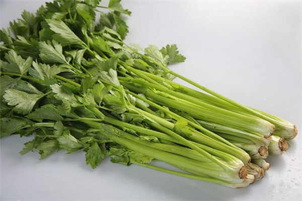 芹菜要焯水吗为什么,怎么样炒芹菜才好吃
