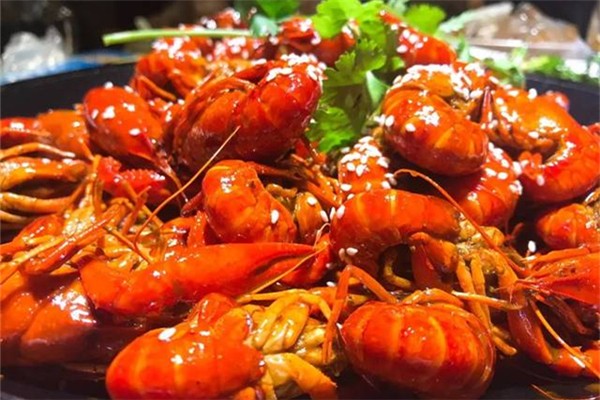 小龙虾头要不要剪掉,小龙虾头要不要剪掉,肉质会松吗