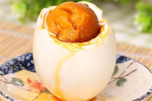 咸鸭蛋发黑是怎么了,为什么咸鸭蛋发黑 咸鸭蛋发黑是怎么了,为什么咸鸭蛋发黑