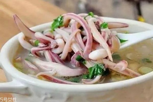 鱿鱼生在什么地方呢(鱿鱼生活在哪里) 鱿鱼生在什么地方呢(鱿鱼生活在哪里)