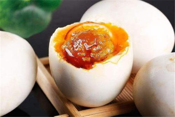 在家怎么腌咸鸭蛋又出油又好吃,咸鸭蛋怎么腌好吃又出油