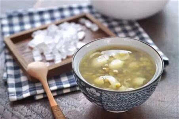 绿豆汤吃药的人能喝吗,请问长期吃药的人可以喝绿豆汤吗