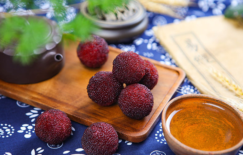 杨梅泡酒泡多久才能喝才有颜色,杨梅泡酒泡多久才能喝