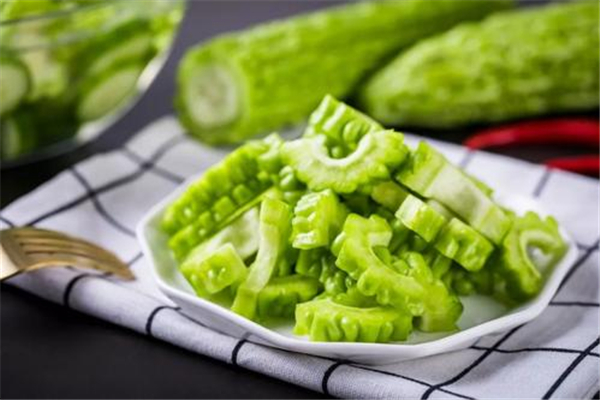 苦瓜哪个部位最苦,苦瓜哪个部位最苦苦瓜炒哪些菜比较适合