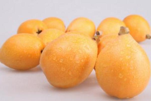 枇杷直接吃可以治咳嗽吗,枇杷果生吃能治咳嗽吗