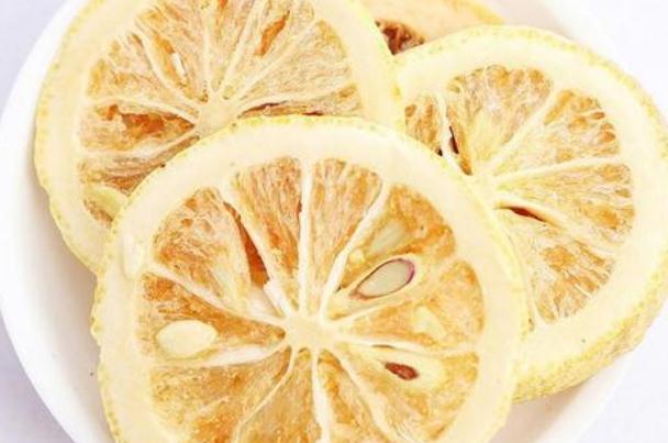 柠檬干片泡水用热水还是凉水,柠檬干片用热水还是温水泡?